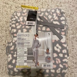 NWT Ladies plush jumpsuit. Size small.